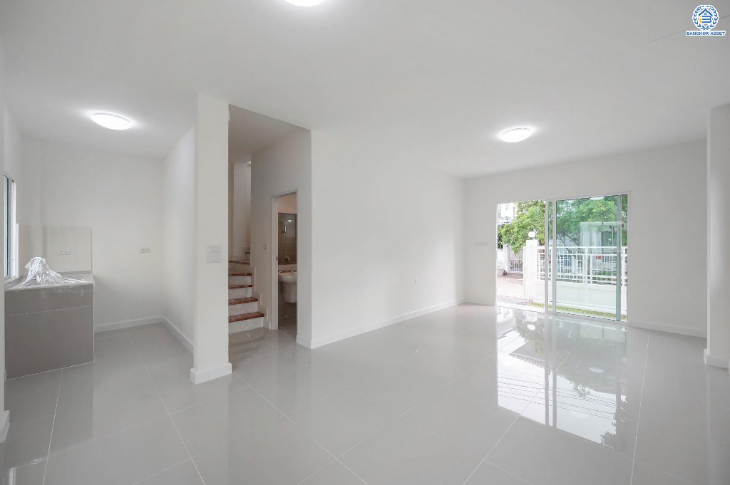 บ้านมือสองตกแต่งใหม่ โครงการ แลนซีโอคริป ปิ่นเกล้า-วงแหวนฯ เนื้อที่กว้าง 35.30 ตร.ว. ฟังก์ชัน 3 ห้องนอน 2 ห้องน้ำ 1 ที่จอดรถ บนทำเลเดินทางสะดวก เชื่อมต่อถนนกาญจนาภิเษก เข้า-ออกได้หลายเส้นทาง  ใกล้รถไฟฟ้าสายสีม่วง "สถานีสามแยกบางใหญ่" และจุดขึ้นทางด่วน "ศรีรัช"...